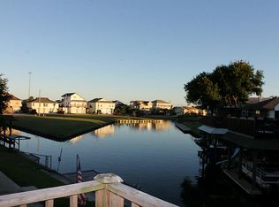 33 N Omega Dr, La Marque, TX 77568