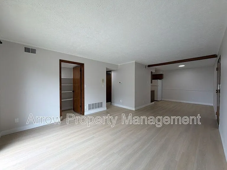 3341 Holdrege St #10 — Photo 4