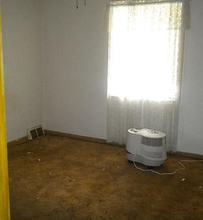 3rd image of 1480 E 222nd St