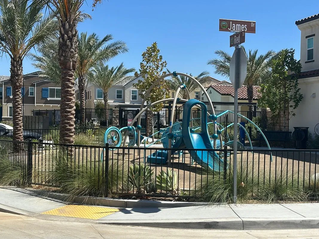 4 bed, 3.0 bath, 2420 sqft, $3,800 — Photo 4