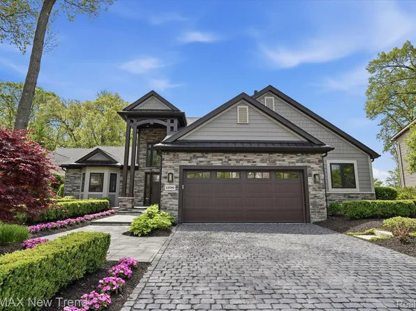 1890 Spruce Dr, Commerce Township, MI 48390