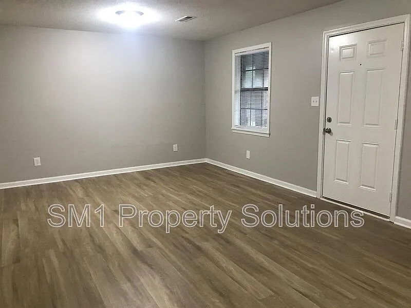 2 bed, 1.0 bath, $895 — Photo 2