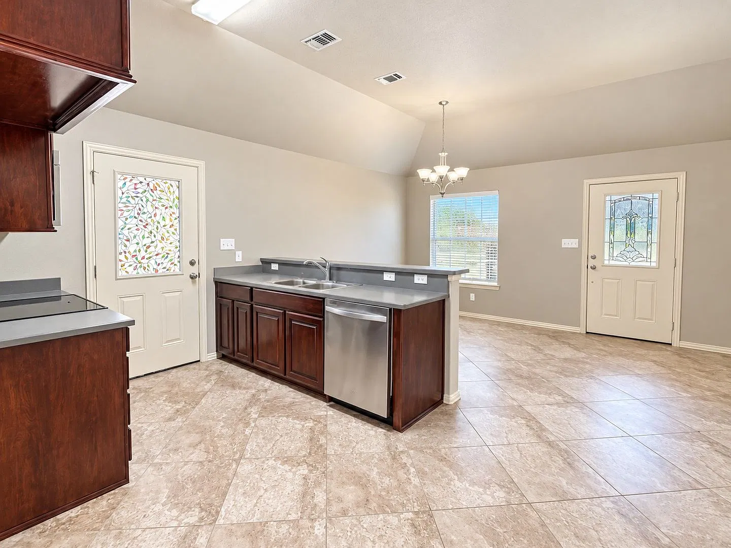 Beautiful Home in Western Hills Harbor — Photo 4