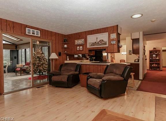 3rd image of 9238 Thomas Ct
