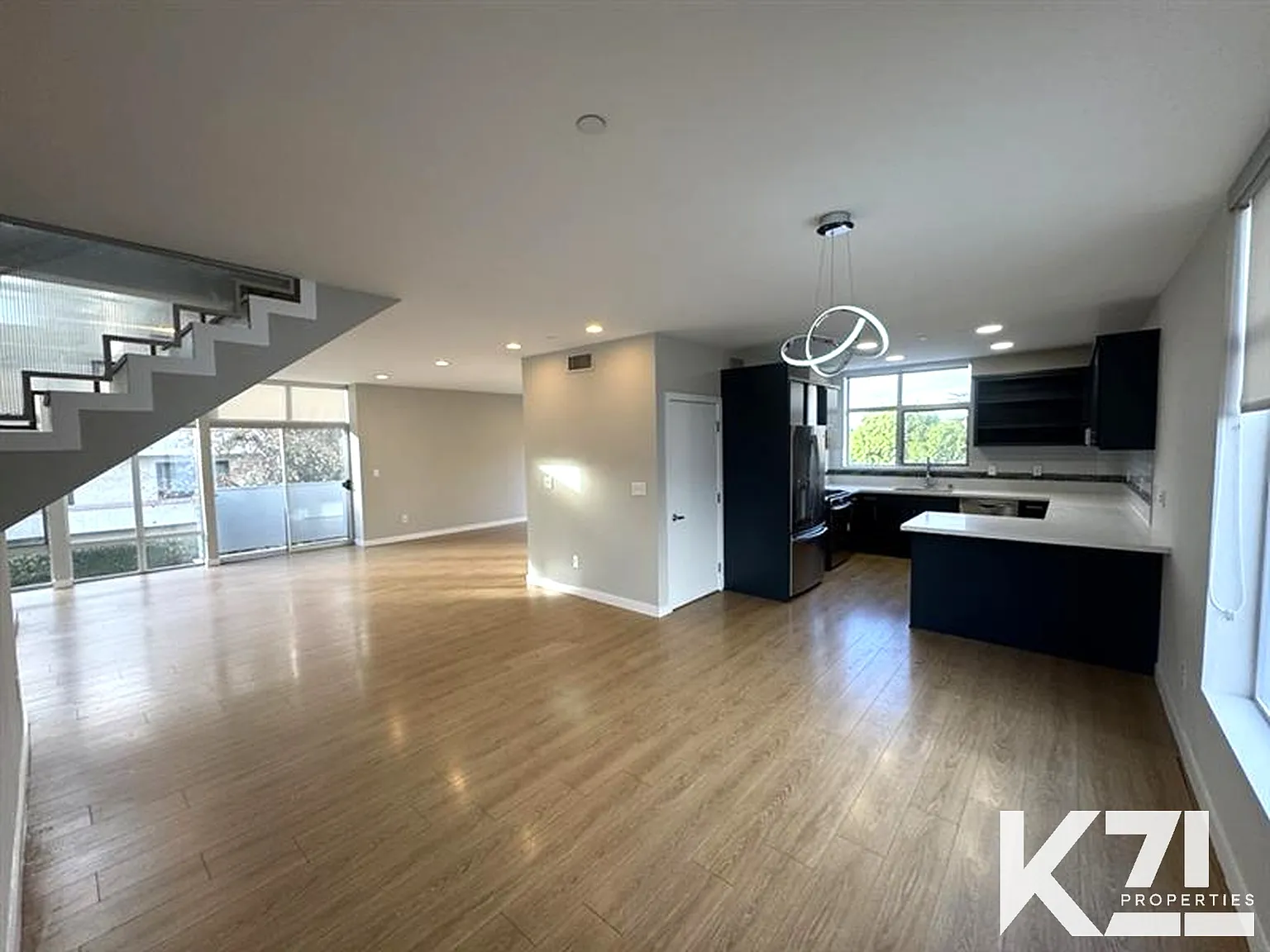 3 bed, 2.5 bath, 1950 sqft, $4,695 — Photo 2