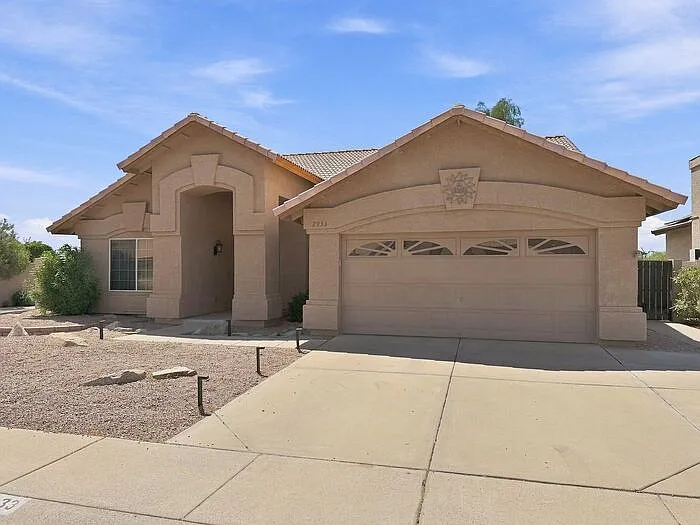 4 bed, 2.0 bath, 1960 sqft, $2,800 — Photo 2