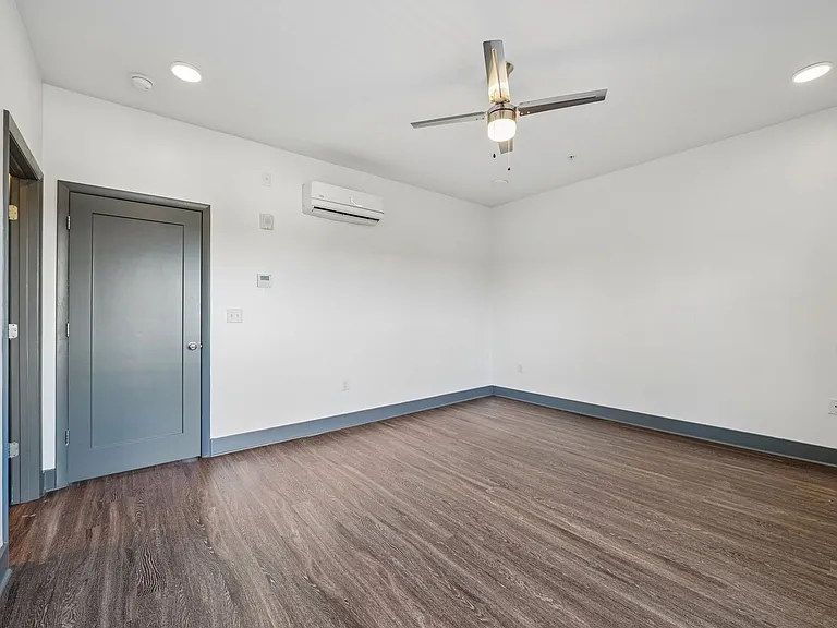 St. Thomas Flats — Photo 9