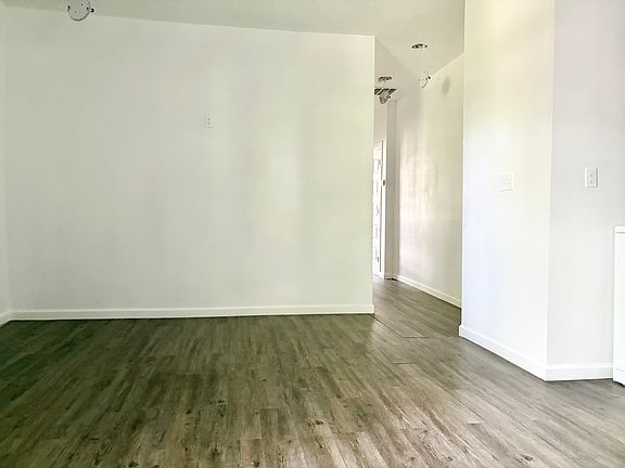3rd image of 527 N Hudson Ave