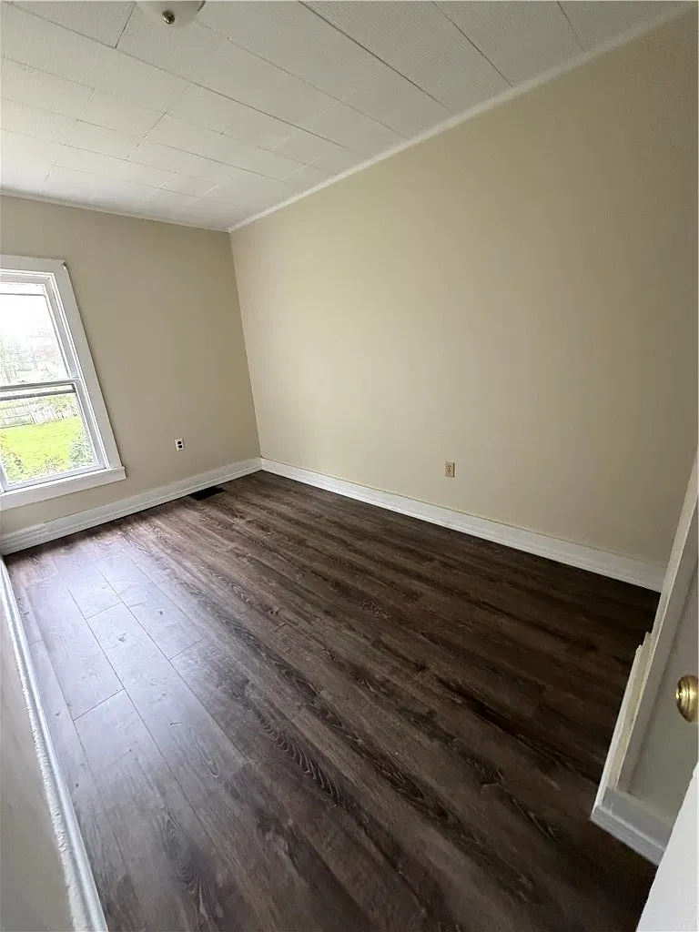 3 bed, 1.0 bath, 1644 sqft, $1,200 — Photo 3