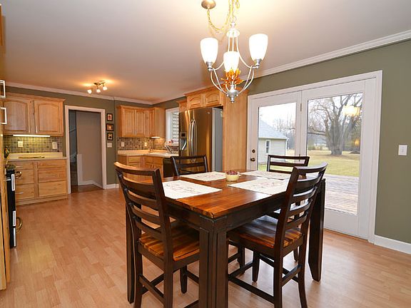 Eat-in Kitchen/open to deck