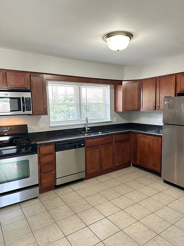 2 bed, 1.0 bath, 950 sqft, $1,575 — Photo 2