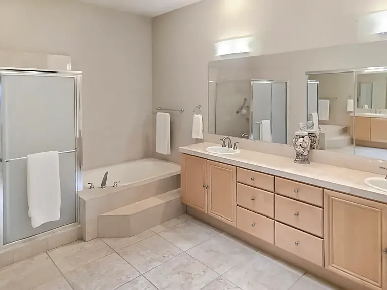 285 W Kavenish Dr — Photo 27
