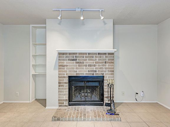 2nd image of 2106 Nickerson St #205
