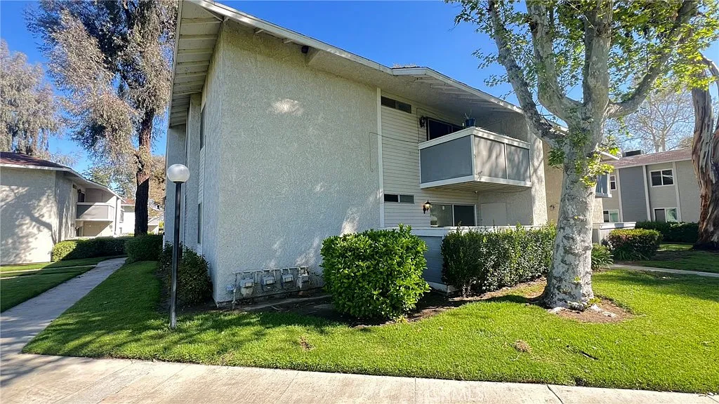 2 bed, 994 sqft, $2,200 — Photo 1