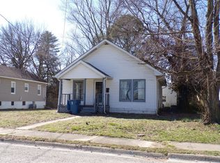 1113 N Maple St, Benton, IL 62812
