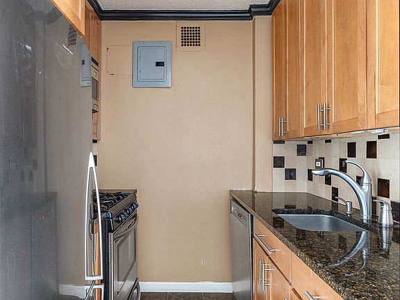 4th image of 210 E 15th St APT 8D