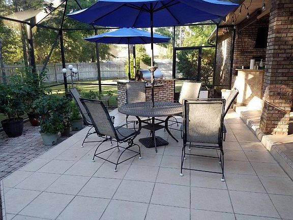 Lanai with built in bbq island 