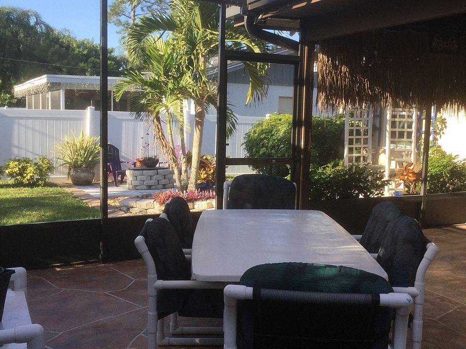 1st image of 590 SE Floresta Dr