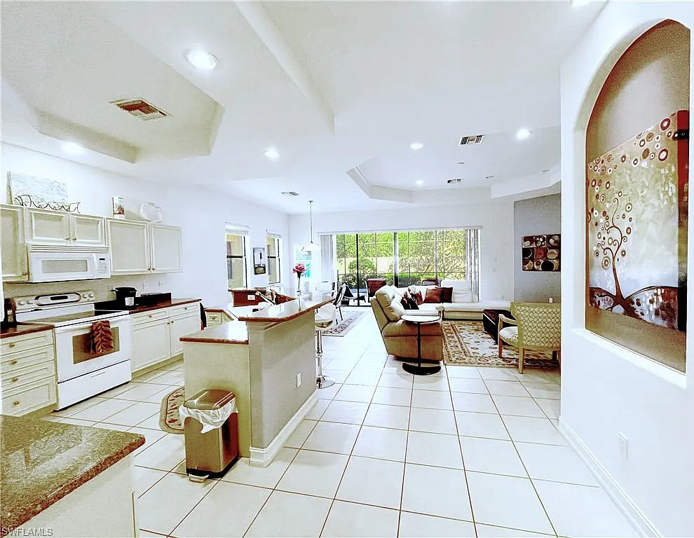 3 bed, 2.0 bath, 2045 sqft, $3,900 — Photo 4