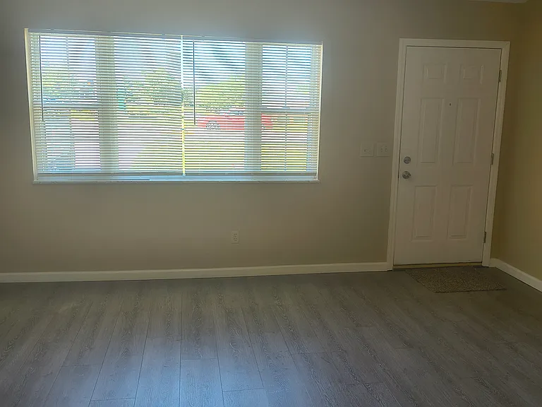 1655 E Crescentville Rd — Photo 13