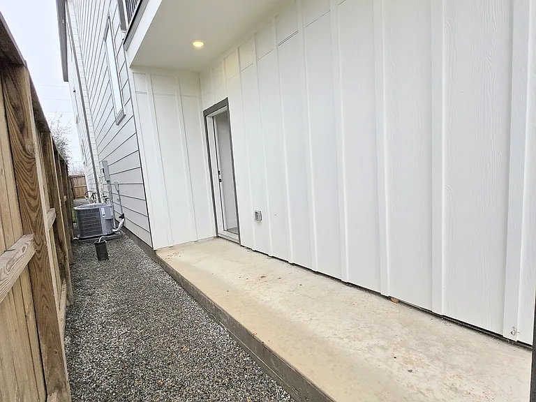 2706 Nagle St — Photo 52