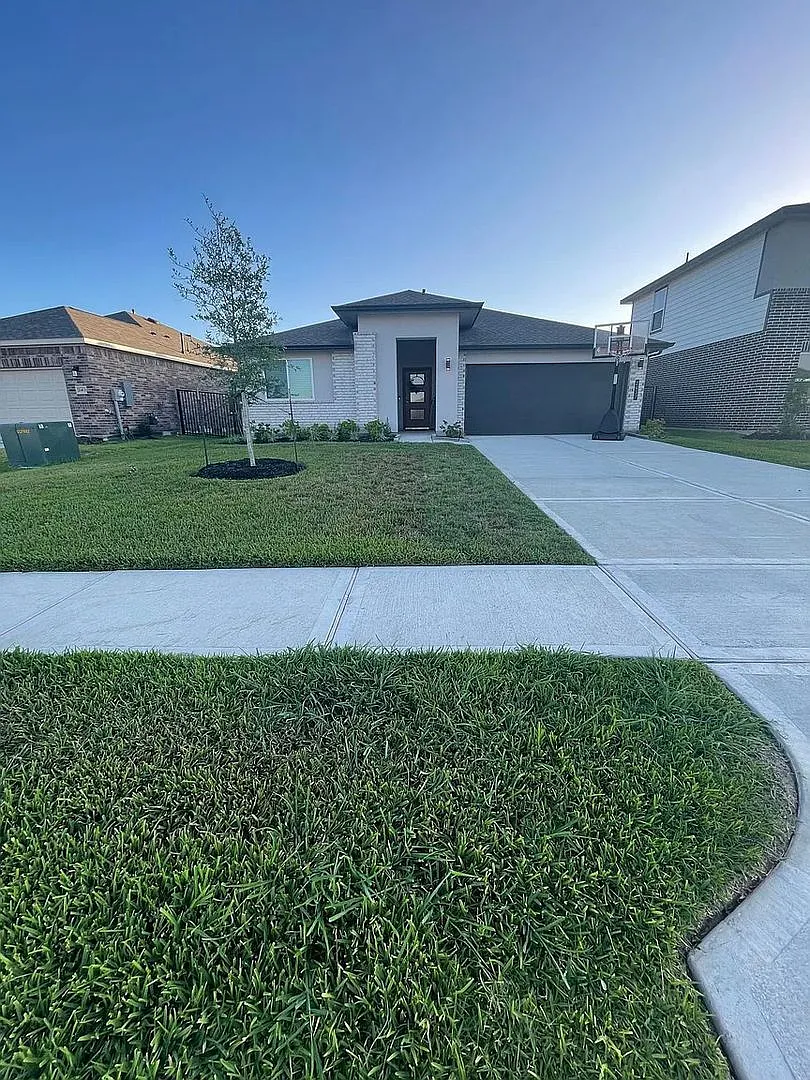 4 bed, 3.0 bath, 2202 sqft, $2,900 — Photo 1