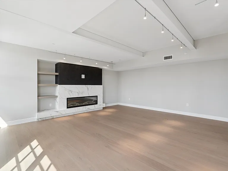 Living room w/ remote gas fireplace