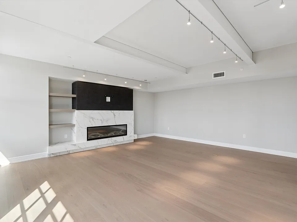 Living room w/ remote gas fireplace