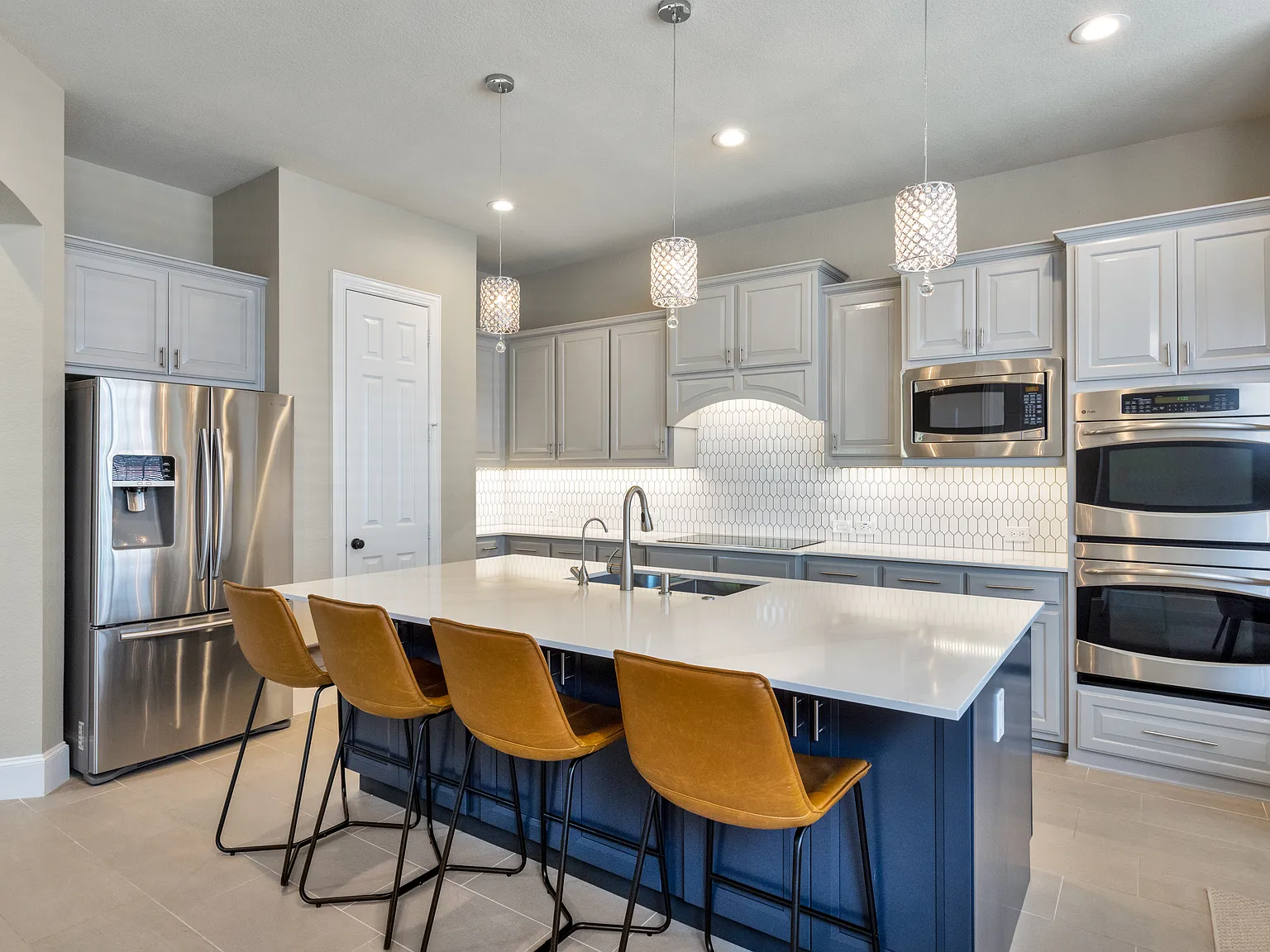 5 bed, 4645 sqft, $4,850 — Photo 3