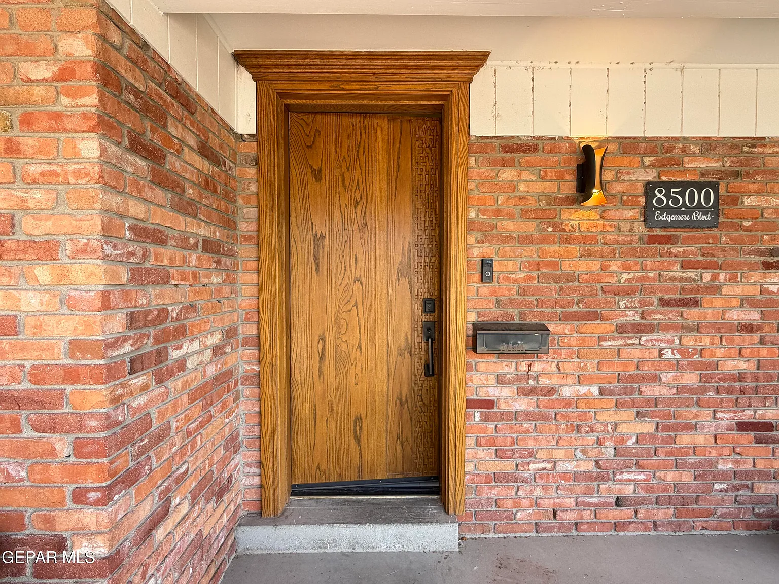3 bed, 2.0 bath, 2224 sqft, $3,200 — Photo 2