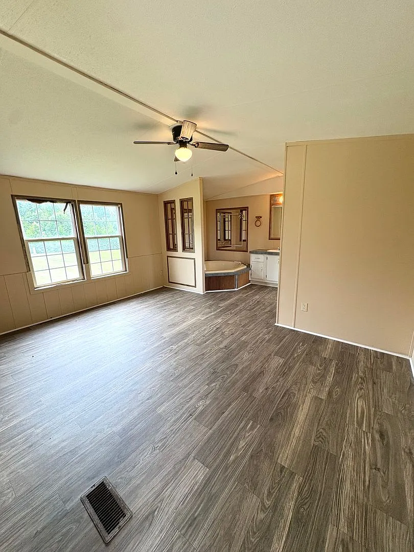 Spacious 3-Bedroom Home with 2 Baths in Park City — Photo 4
