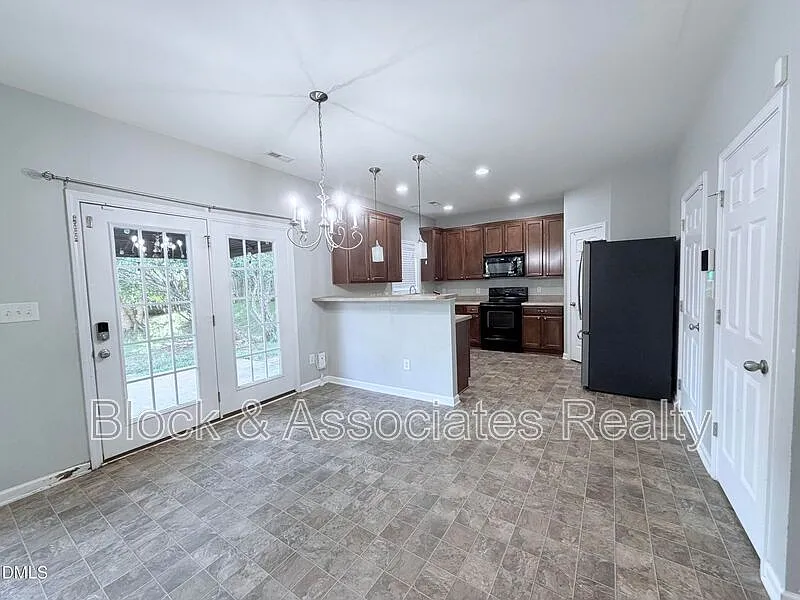 4 bed, 2.5 bath, 1872 sqft, $2,300 — Photo 4