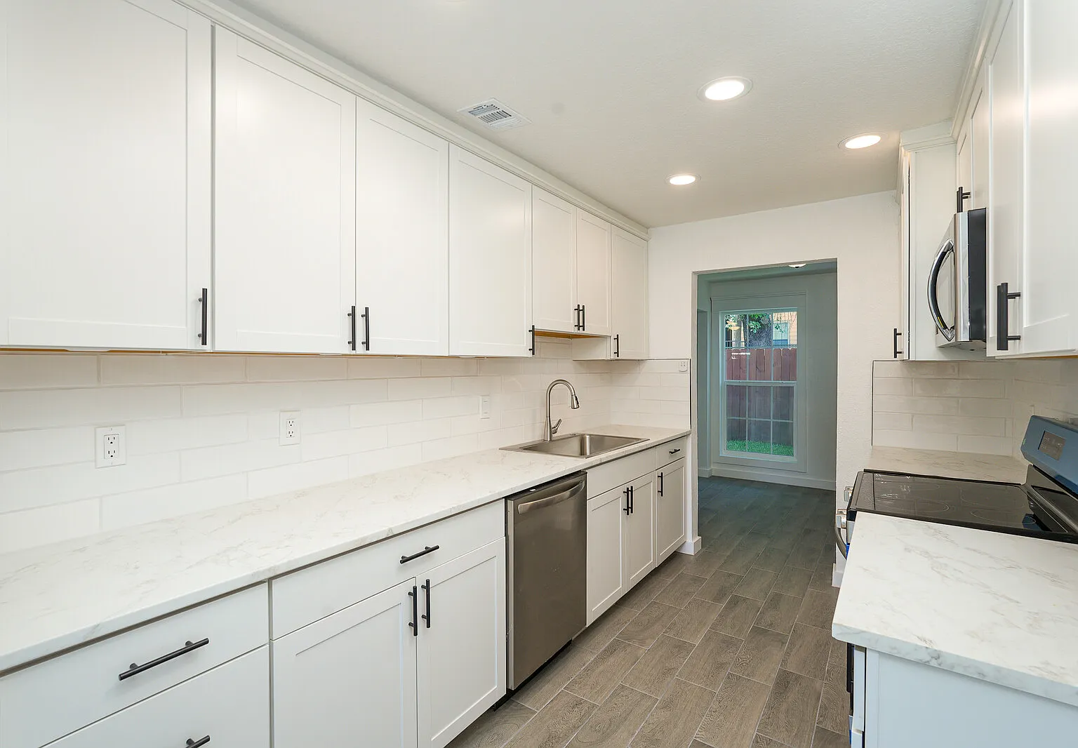 3 bed, 1407 sqft, $2,100 — Photo 2