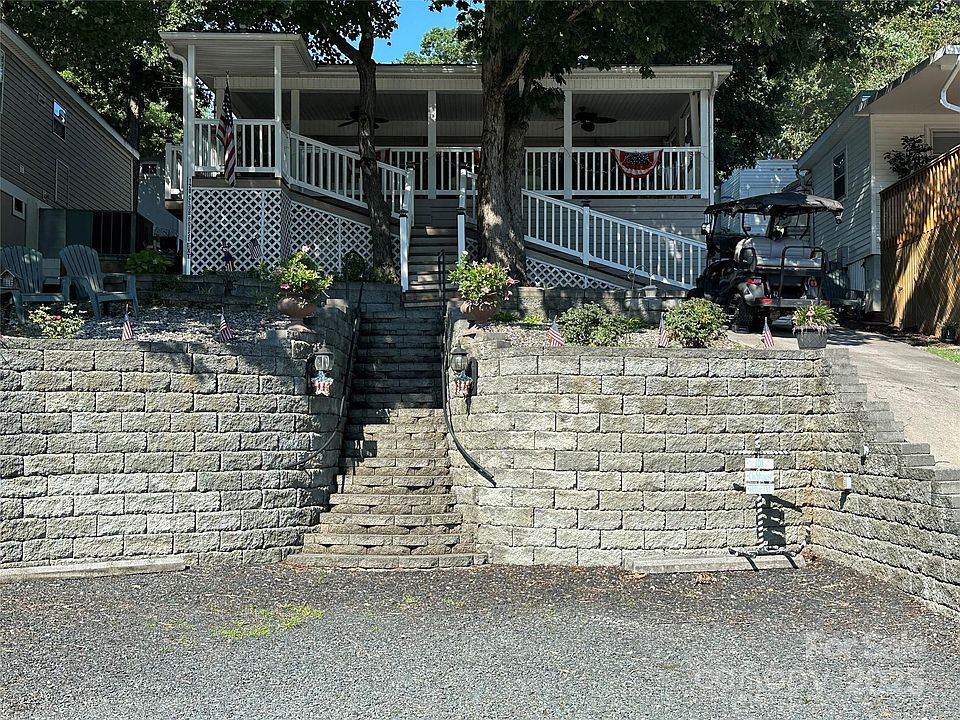 1st image of 120 Clubhouse Dr