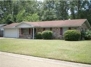 1135 Woodville Dr, Jackson, MS 39212