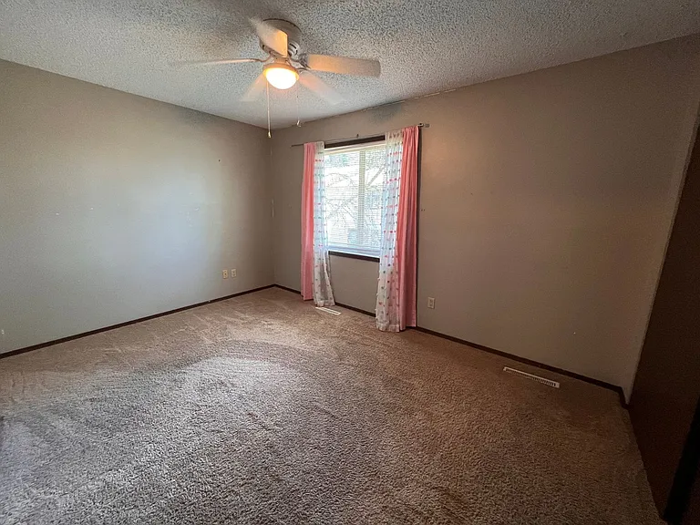 434 Hawaii Ct — Photo 17