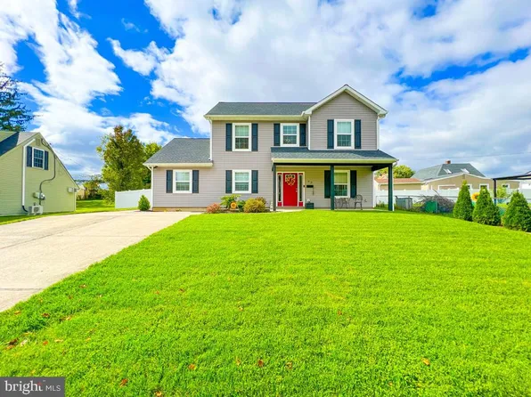 63 Red Maple Ln, Levittown, PA 19055