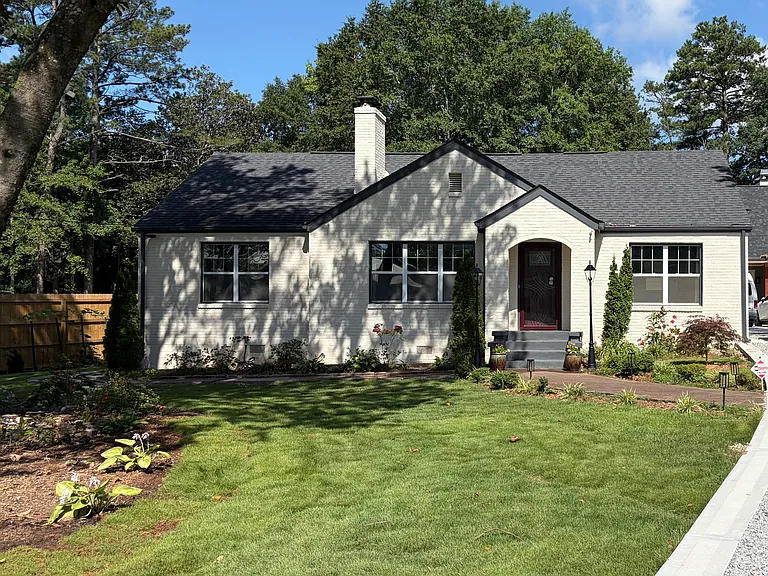 This is a 2Bedrooms, One Bath Guest House for Rent, It is located in front of the Main House.