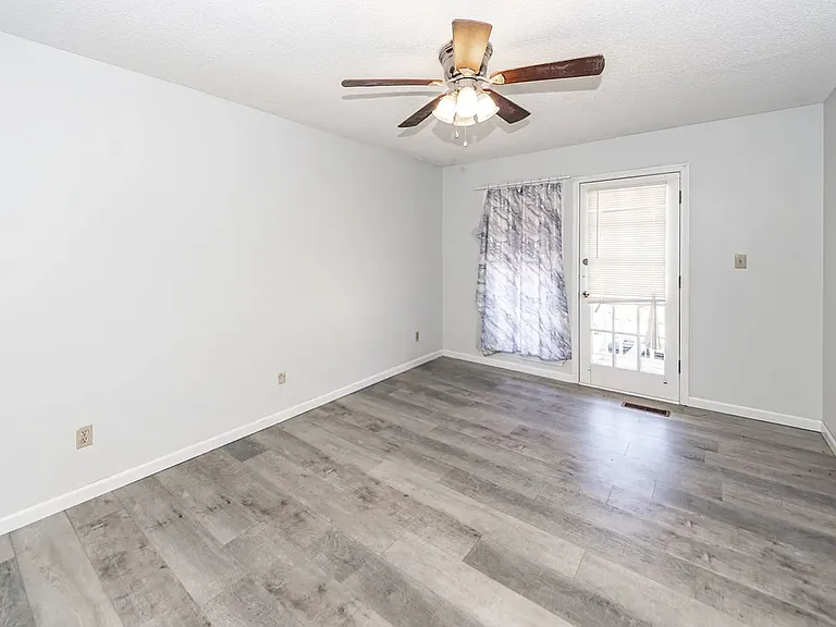 120 Colonial Ct — Photo 14