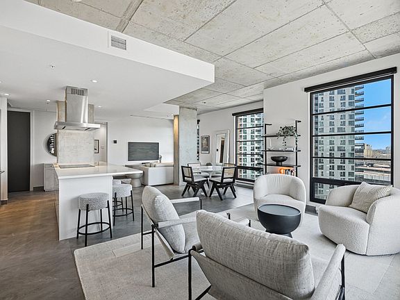 3rd image of 1320 Rue Olier #1003