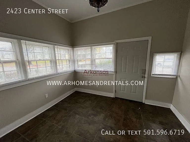 2423 Center St — Photo 2