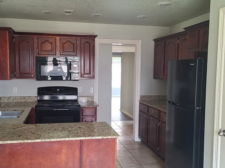 616 Highland Ct — Photo 3