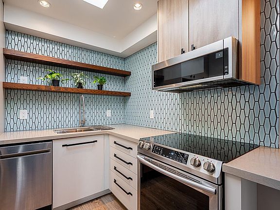 4th image of 555 North Rd #204