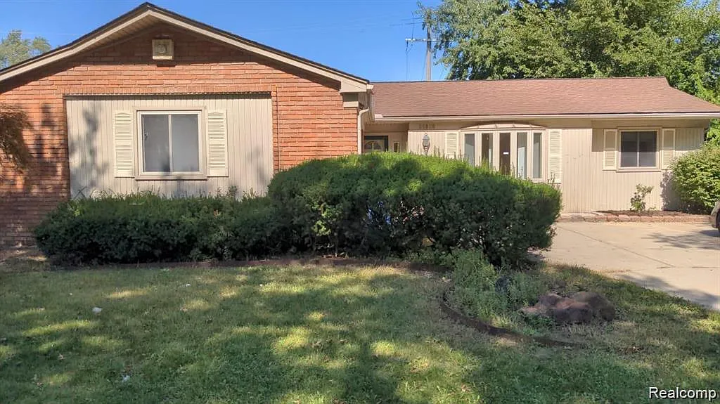 3 bed, 1.5 bath, 2286 sqft, $2,400 — Photo 1