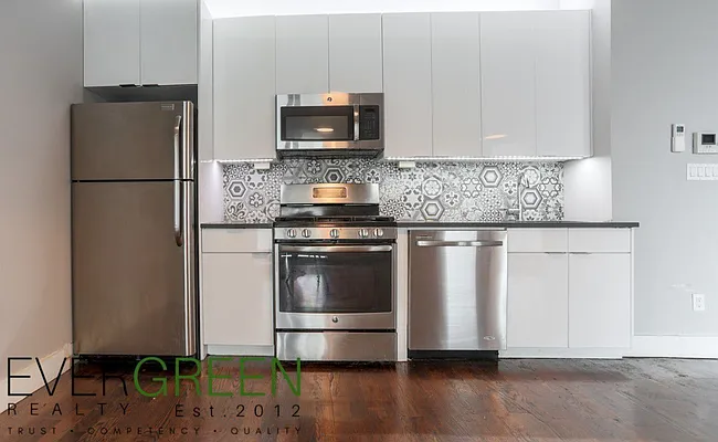 Rented by Evergreen Apartments BK | media 9