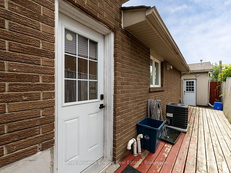 566 Dean Ave #LOWER — Photo 2