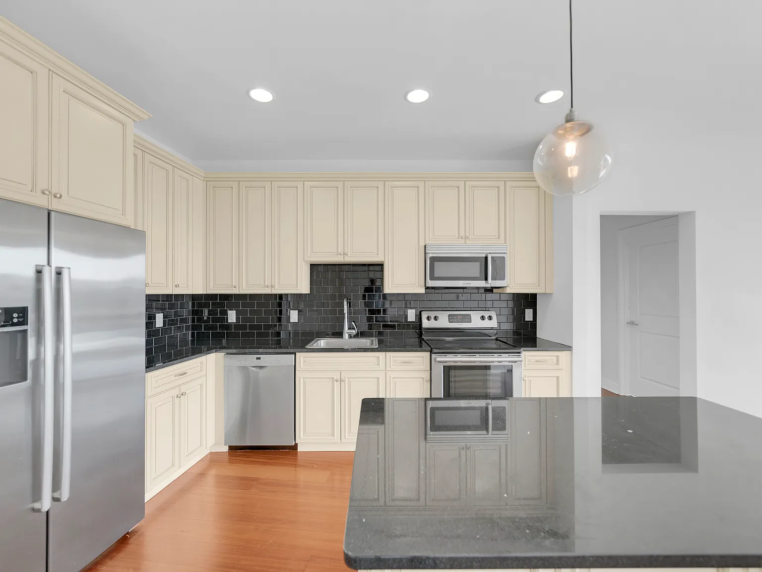 2 bed, 1285 sqft, $4,100 — Photo 2