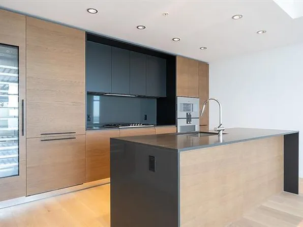 1289 Hornby St #5105, Vancouver, BC V6Z 2H7