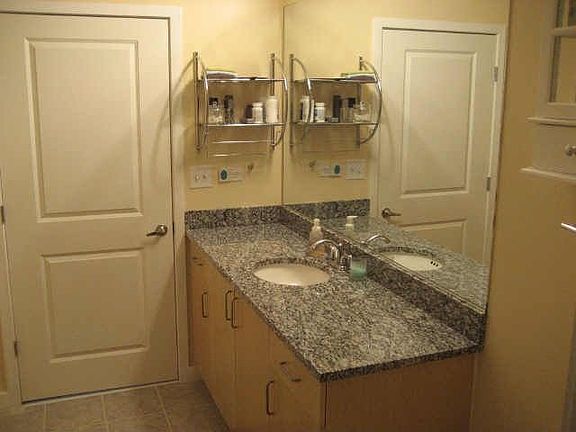 Bright bathroom w/ large garden tub 