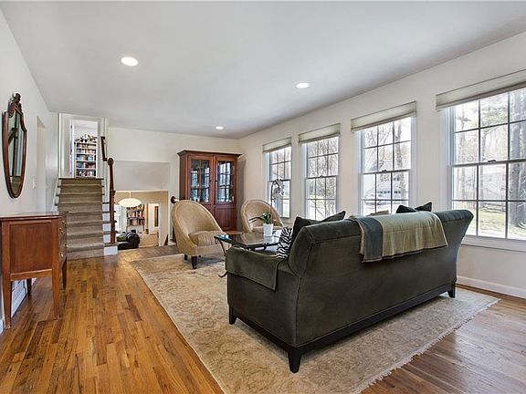 5th image of 8 Thornwood Pl